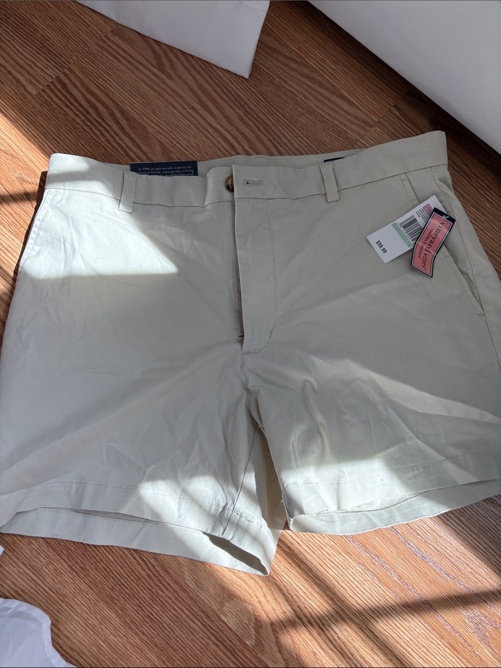 Men’s khaki Vineyard vines shorts